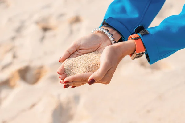 Uma Menina Casaco Segura Areia Praia Suas Mãos — Fotografia de Stock
