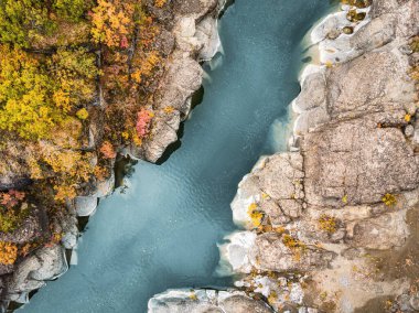 Renkli bir sonbahar boyunca kayalık bir vadide sakin bir nehri olan resim manzaralı ve sakin bir yer. Doğa parkında muhteşem bir Hint yazı.