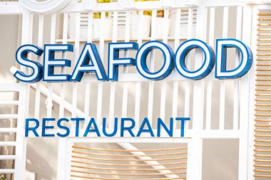 Girişteki deniz ürünleri restoranı tabelası. Deniz diyeti ve gurme lezzeti.