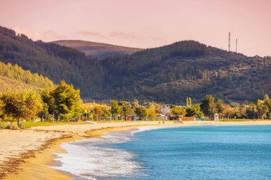 Yunanistan 'ın Halkidiki bölgesindeki Sithonia yarımadasındaki kumlu Toroni plajının Idyllic manzarası. Eğlence ve turizm konsepti