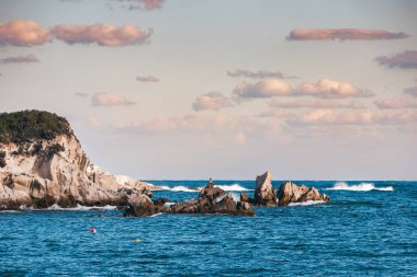 Denizde kayalar yüzmek ve gemilerin ve teknelerin seyrüsefer için tehlikelidir.