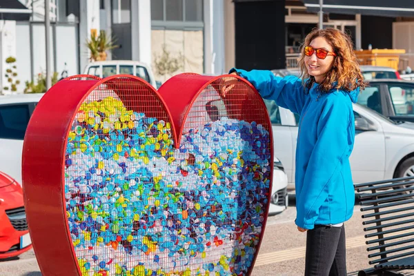 Felelős Lány Átadja Műanyagot Újrahasznosításra Egy Szív Alakú Tartályba Amit — Stock Fotó