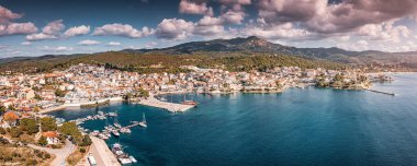 Sithonia, Halkidiki 'deki Neos Marmaras tatil köyünün geniş panoramik manzarası. Yunanistan 'da seyahat yerleri ve gayrimenkul