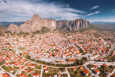 Kalabaka şehrinin, Meteora 'daki taş sütunların tepesindeki ünlü manastırların yakınlarındaki panoramik hava manzarası. Yunanistan 'da turist konaklama ve emlak kavramı.