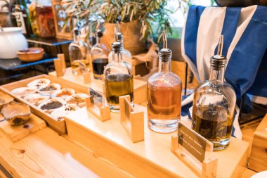 Açık büfede Yunanistan 'dan çeşitli zeytinyağı çeşitleri bulunan şişeler