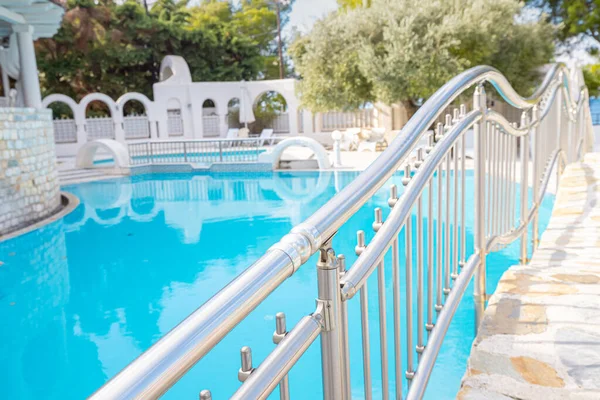 Pont Décoratif Sur Piscine Bleue Dans Zone Villégiature — Photo