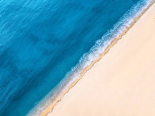 Вид Повітря Ідилічний Морський Піщаний Пляж Вхідною Блакитною Хвилею Концепція — стокове фото