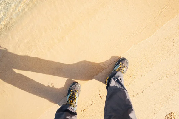 Sapatos Caminhada Andando Uma Praia Areia — Fotografia de Stock