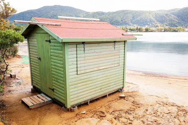 海滨或湖畔的船屋和家庭用品 — 图库照片