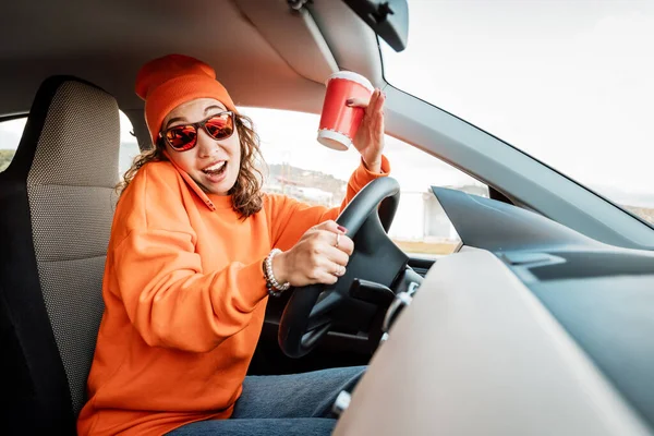 Een Jonge Studente Werd Afgeleid Door Een Koffie Drankje Praatte — Stockfoto