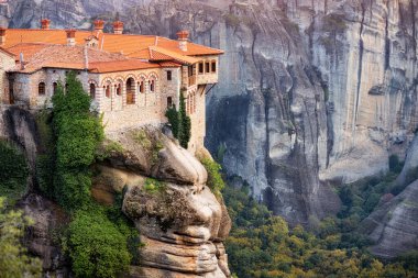 Varlaam Manastırı 'nın kumtaşından bir kayanın tepesine yakın görüntüsü. Meteora 'nın Mucizesi: İnsanlığın ve doğanın Yunanistan' daki uyumu. İkonik seyahat ve hacca gidiş yeri