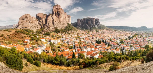 Kalabaka şehrinin panoramik manzarası Meteora 'daki taş sütunların tepesindeki ünlü manastırların yakınında. Yunanistan 'da turist konaklama ve otel işleri kavramı.