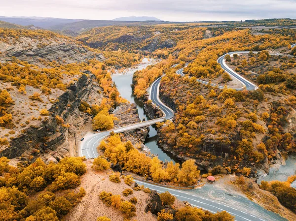 Vista Panorâmica Aérea Rio Venetikos Estrada Serpentina Floresta Outono Grécia — Fotografia de Stock