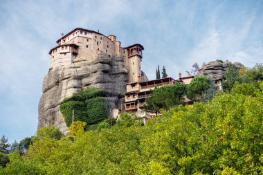En ünlü meteorlardan biri Rousanos Saint Barbara 'nın kutsal manastırı yüksek bir uçurumun üzerinde yer almaktadır. Seyahat ve hacıların Yunanistan 'daki yerleri ziyaret etmeleri gerekiyor