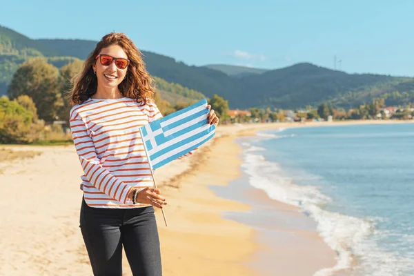 Šťastná Žena Řeckou Vlajkou Pláži Letoviska Dovolená Dovolená Halkidiki — Stock fotografie