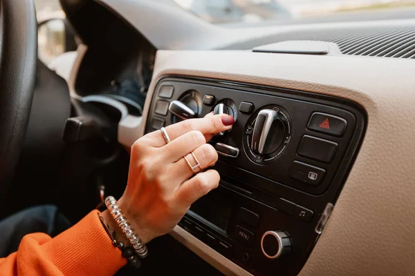 Girl Driver Adds Level Ventilation Climate Control Air Conditioning Dashboard — Stock Photo, Image