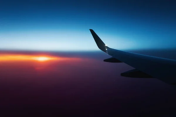 Vista Desde Ventana Aeronave Ala Sobre Colorido Atardecer Nubes Vívidas — Foto de Stock