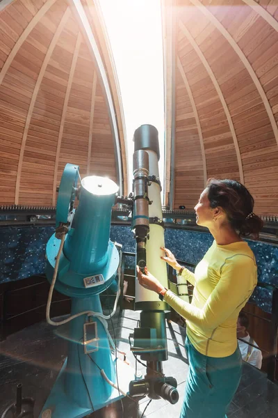 Счастливая Женщина Космической Обсерватории Смотрит Метеорит Солнце Через Профессиональный Оптический — стоковое фото