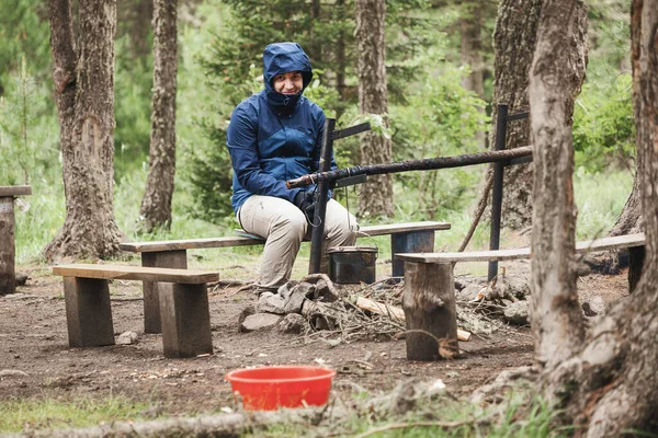 Hombre Camping Divertido Sentado Cerca Lugar Para Fuego Congela — Foto de Stock