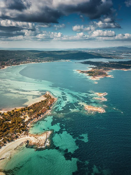 Drone Kilátás Homokos Karydi Strand Üdülőfalu Vourvourou Görögországban Hihetetlen Minták — Stock Fotó