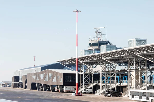 2021年10月27日 希腊塞萨洛尼基 滑行道上的马其顿机场航站楼 — 图库照片