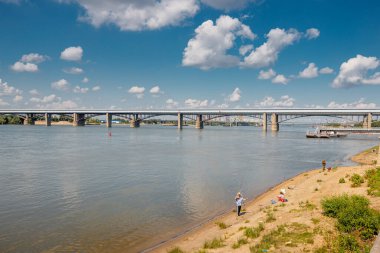 10 Temmuz 2021, Novosibirsk, Rusya: İnsanlar Novosibirsk kentindeki Ob Nehri 'nin setinde dinleniyor ve balık tutuyor