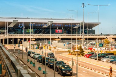 27 Ekim 2021, Selanik, Yunanistan: Arabalarla dolu ve aceleyle giden yolcularla dolu bir otoyolu bulunan Selanik Makedonya havaalanı