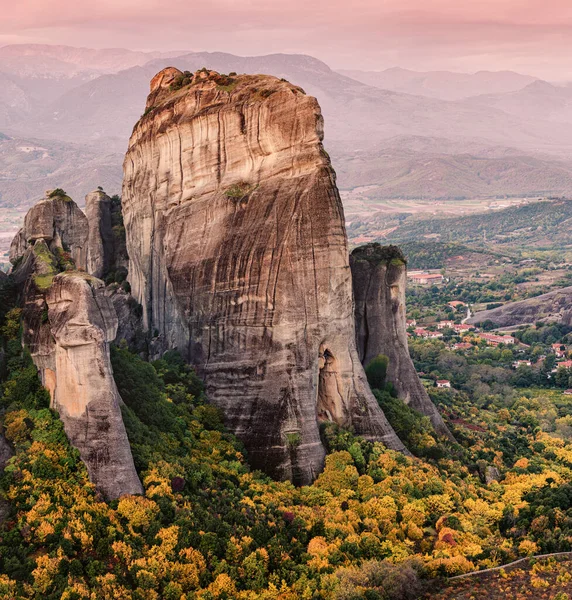 希腊著名陨石坑中独特的光滑岩石和悬崖 日出时的自然景观 旅游景点和目的地 — 图库照片