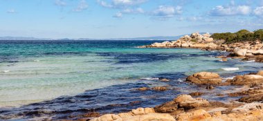 Halkidiki bölgesindeki Sithonia Yarımadası 'ndaki Vourvourou köyü yakınlarındaki ikonik Karydi Sahili' nin panoramik manzarası. Yunanistan 'ın tatil beldelerini ve tatil beldelerini ziyaret edin
