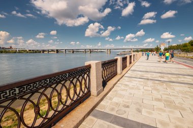 10 Temmuz 2021, Novosibirsk, Rusya: Rusya 'nın Novosibirsk kentindeki Ob Nehri' nin seti. Kentsel gelişim kavramı