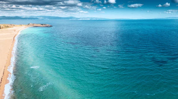 青い波とコピースペースを持つ牧歌的な海の砂浜の空中ビュー 熱帯諸国での休暇とリラクゼーションの概念 旅行や休暇の背景 — ストック写真