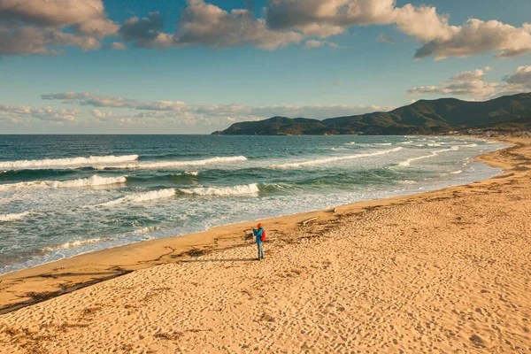 Punto Vista Drone Sobre Una Chica Feliz Caminando Largo Una — Foto de Stock