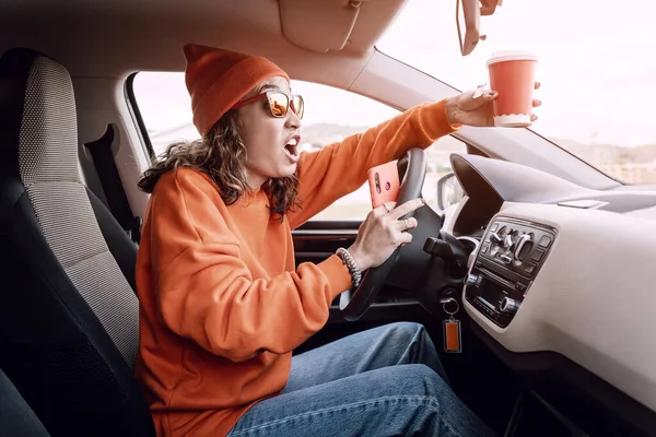 Een Jong Meisje Werd Afgeleid Door Een Koffie Drankje Sociale — Stockfoto