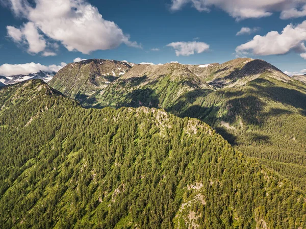 Vista Aérea Uma Vasta Gama Nas Montanhas Cobertas Floresta Densa — Fotografia de Stock