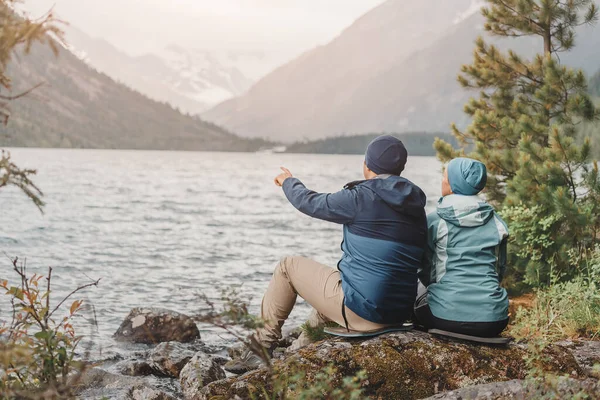 Casal Apaixonado Está Sentado Margem Lago Pitoresco Maravilhoso Nas Montanhas — Fotografia de Stock