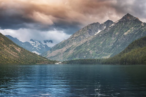 Paisagem Atmosférica Temperamental Baixo Lago Multa Dia Nebuloso Nublado Altai — Fotografia de Stock