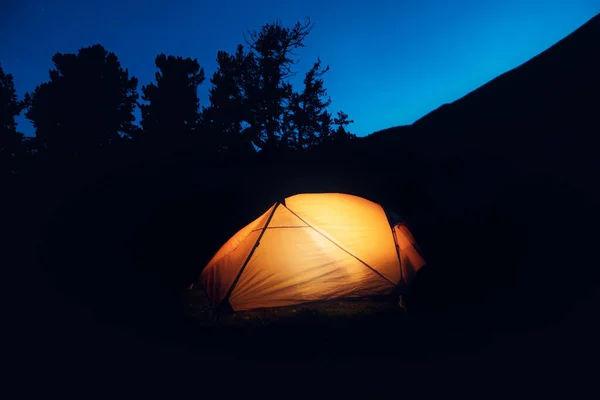 Ett Orange Tält Upplyst Strålkastare Natten Skogen Camping Och Vandring — Stockfoto