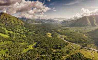 Dağlardaki geniş nehir vadisinin uçsuz bucaksız manzarası sık ormanlarla kaplıydı. Avcılık ve Ulusal Park