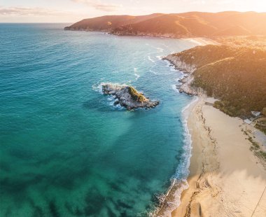 Halkidiki bölgesinin en ikonik ve popüler plajlarından biri olan Sithonia yarımadasındaki Kalamitsi 'nin manzaralı manzarası. Yunanistan 'da seyahat ve tatil kavramı