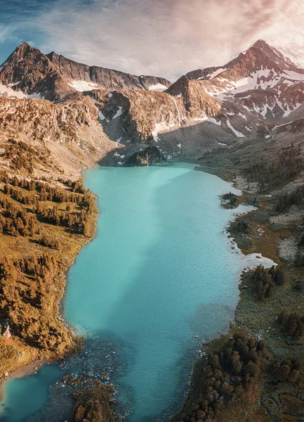 Vertikální Panoramatický Pohled Přírodní Zázrak Tyrkysové Smaragdové Jezero Uprostřed Vrcholků — Stock fotografie