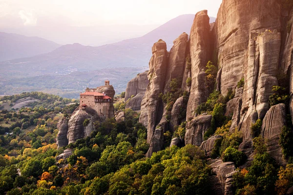 圣尼古拉斯修道院位于Meteora的岩石悬崖上 游客和朝圣者必须参观希腊的一些地方 — 图库照片