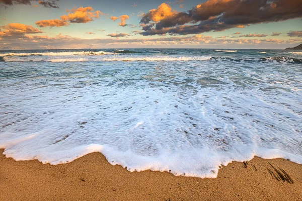 Ampio Angolo Vista Una Spiaggia Sabbia Idilliaca Mare Con Onda — Foto Stock