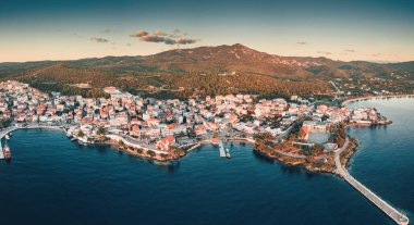 Sithonia 'nın Halkidiki kentindeki Neos Marmaras tatil köyünün geniş panoramik günbatımı manzarası. Yunanistan 'da seyahat yerleri ve gayrimenkul