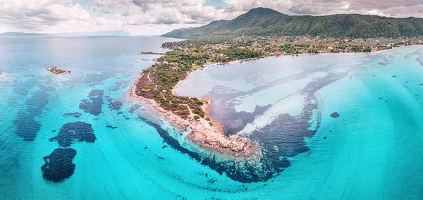 ターコイズブルーの水の様々な色合いを持つ楽園の海の素晴らしい空中ビュー ギリシャのハルキディキにあるリゾートビレッジの牧歌的な砂浜と青いラグーンとベイ — ストック写真