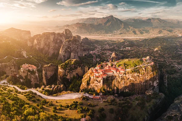 日出时希腊著名的气象飞行修道院的全景壮丽的空中景观 游览世界上的奇观 参观旅游景点及地标 — 图库照片