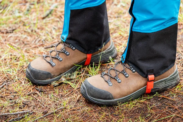 Wandelaar Draagt Ritsen Wandelschoenen Ter Bescherming Tegen Water Insecten Kou — Stockfoto