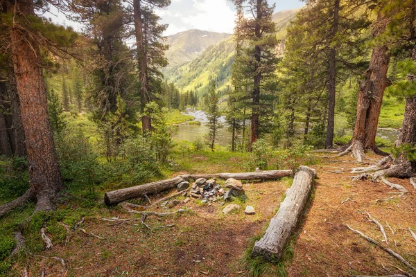 Acogedor Camping Con Chimenea Troncos Madera Para Sentarse Majestuosas Montañas — Foto de Stock