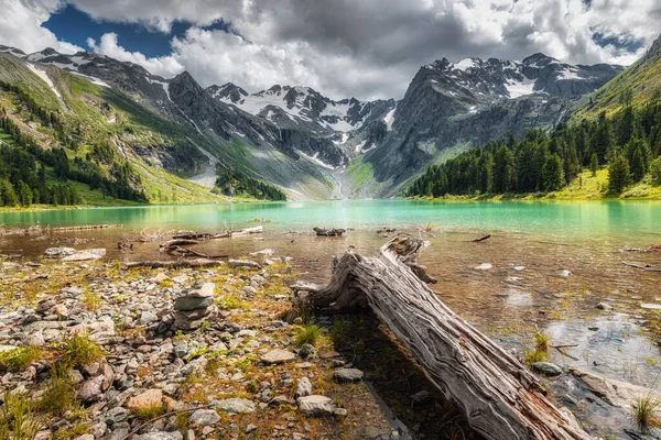 Stimmungsvolle Und Stimmungsvolle Panoramalandschaft Des Malerischen Bergsees Bei Nebligem Und — Stockfoto