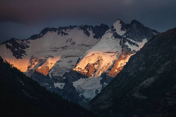 Paesaggio Suggestivo Con Colline Nella Valle Montagne Lontane Coperte Neve — Foto Stock