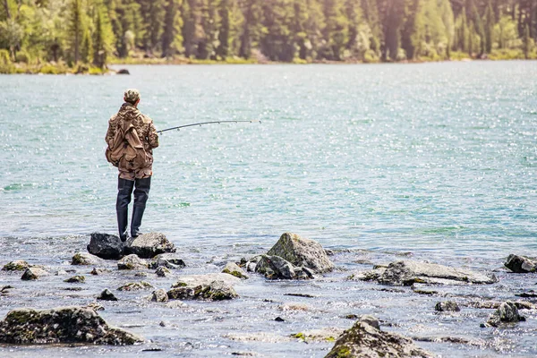 Bir Adam Sinek Avlıyor Dağ Gölünde Dönüyor Eğlence Amaçlı Açık — Stok fotoğraf